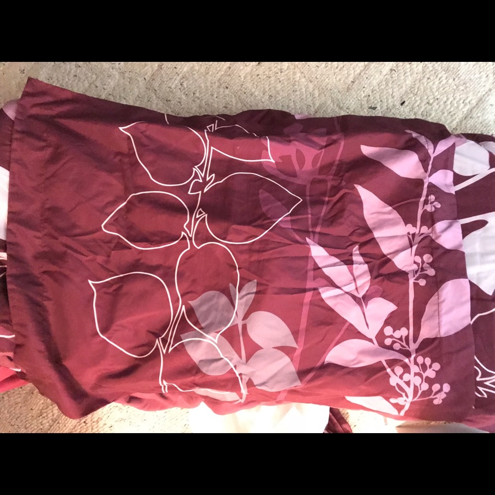 Queen comforter set with throw pillows